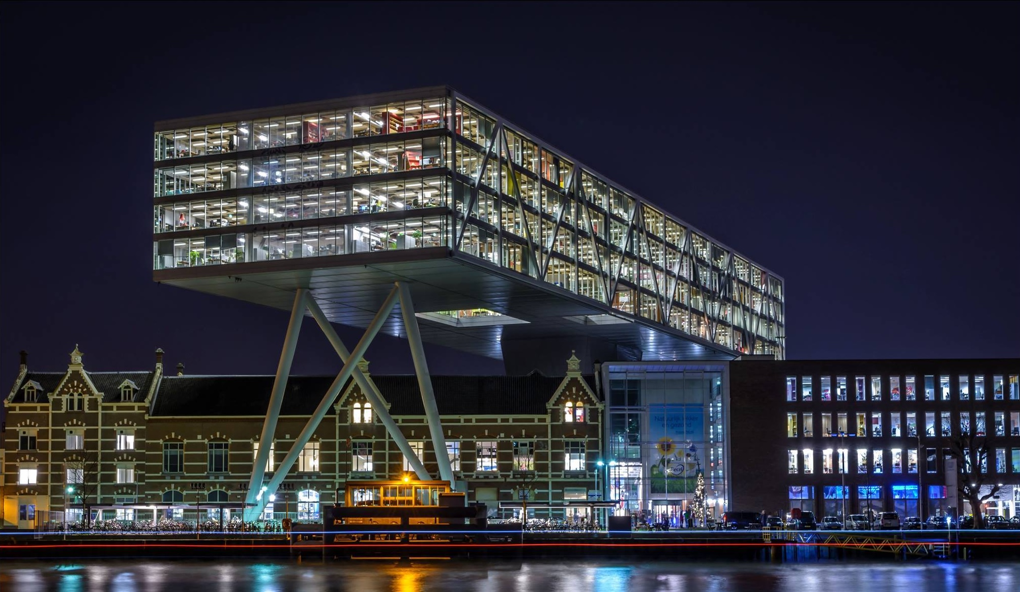 Rotterdam bei Nacht, die Erasmusbrücke und die Skyline